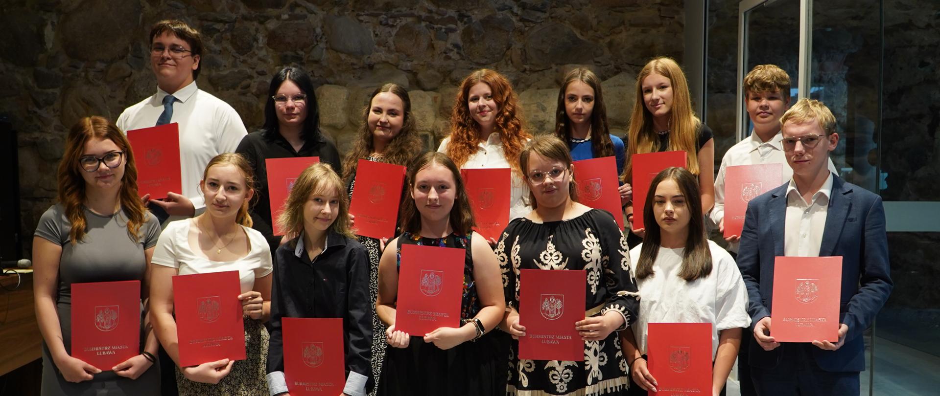 Przedstawiciele Młodzieżowej Rady Miasta z listami gratulacyjnymi