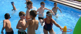 Uczestnicy zawodów w basenie biorą udział w konkurencjach sportowych przygotowania do nowej konkurencji - rzut do celu