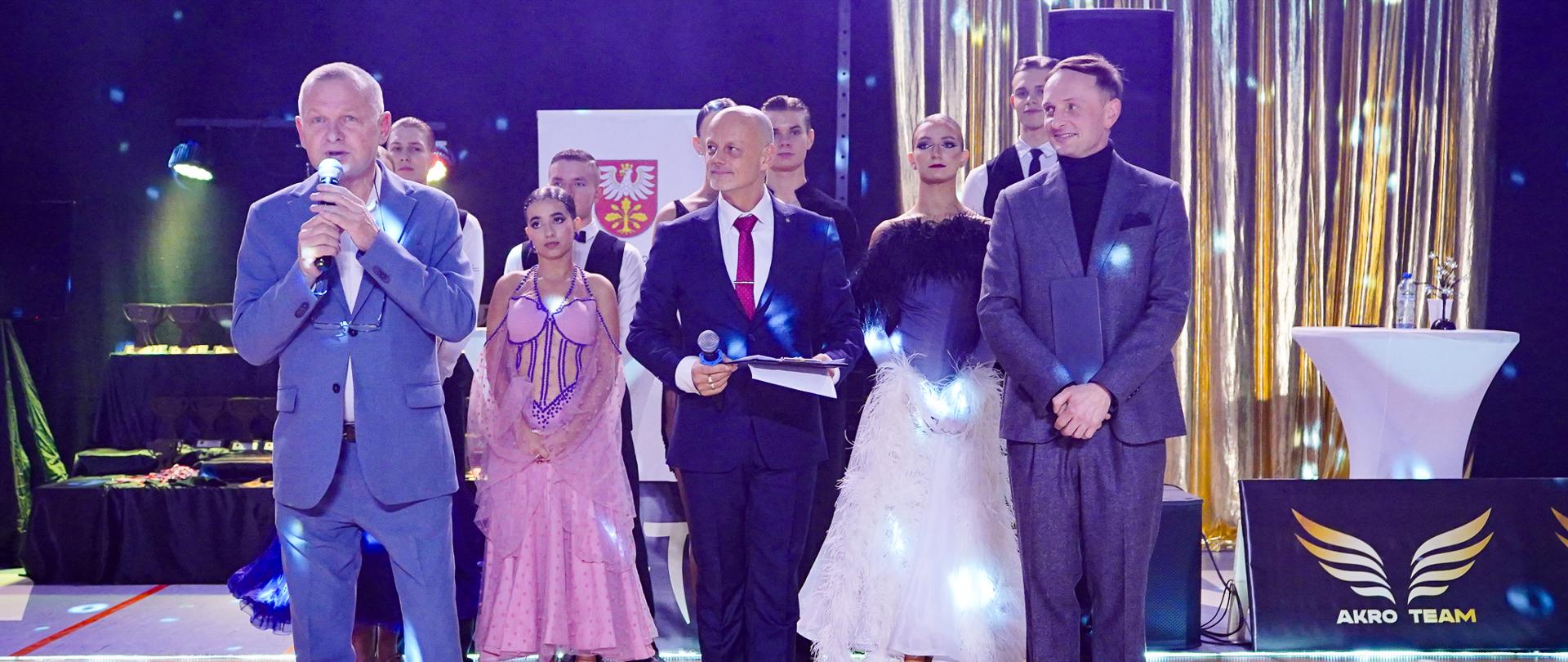 Starosta Dąbrowski przemawia podczas turnieju