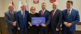 Wicewojewoda Mazowiecki Sylwester Dąbrowski w towarzystwie Senatora, Wiceministra Zdrowia Waldemara Kraski oraz Posłów na Sejm RP Krzysztofa Tchórzewskiego i Daniela Milewskiego, wręczają Wójtowi Sławomirowi Wasilczukowi i Przewodniczącej Rady Gminy Barbarze Roszuk symboliczną promesę na kwotę 9 405 000 zł 