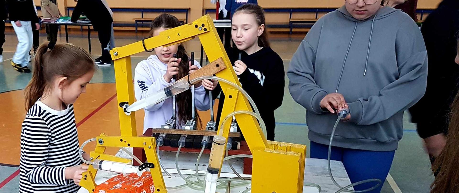 Uczniowie eksperymentują w praktyce z modelami Leonarda da Vinci