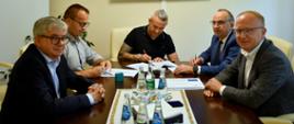 Uczestnicy spotkania podczas podpisania umowy