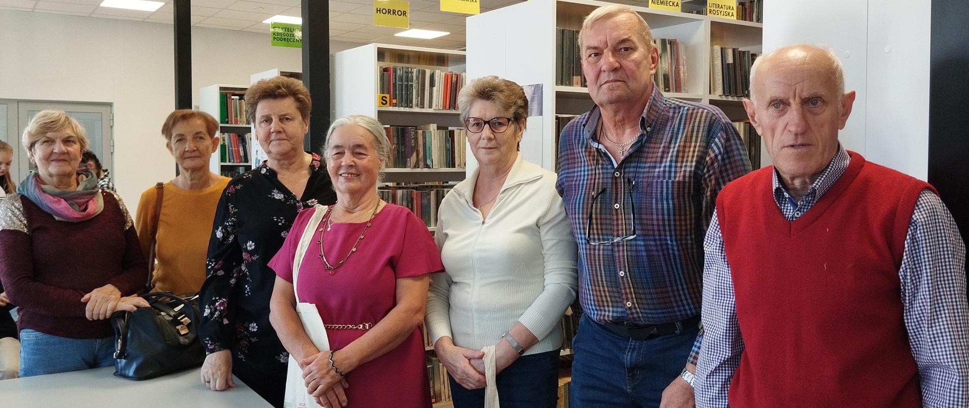 Członkowie klubu senior+ na spotkaniu w bibliotece w Dąbrowie Białostockiej