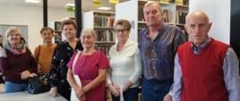 Członkowie klubu senior+ na spotkaniu w bibliotece w Dąbrowie Białostockiej