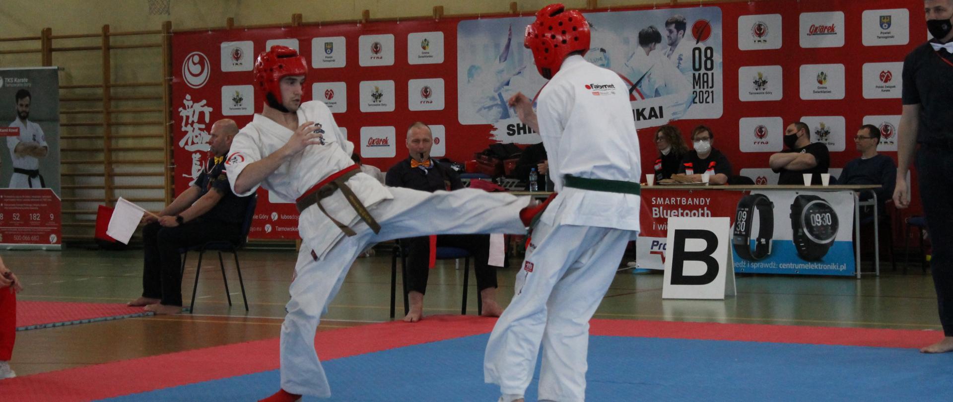 Jedna z walk podczas Otwartych Mistrzostw Polskiej Federacji Karate Shinkyokushinkai w Nakle Śląskim