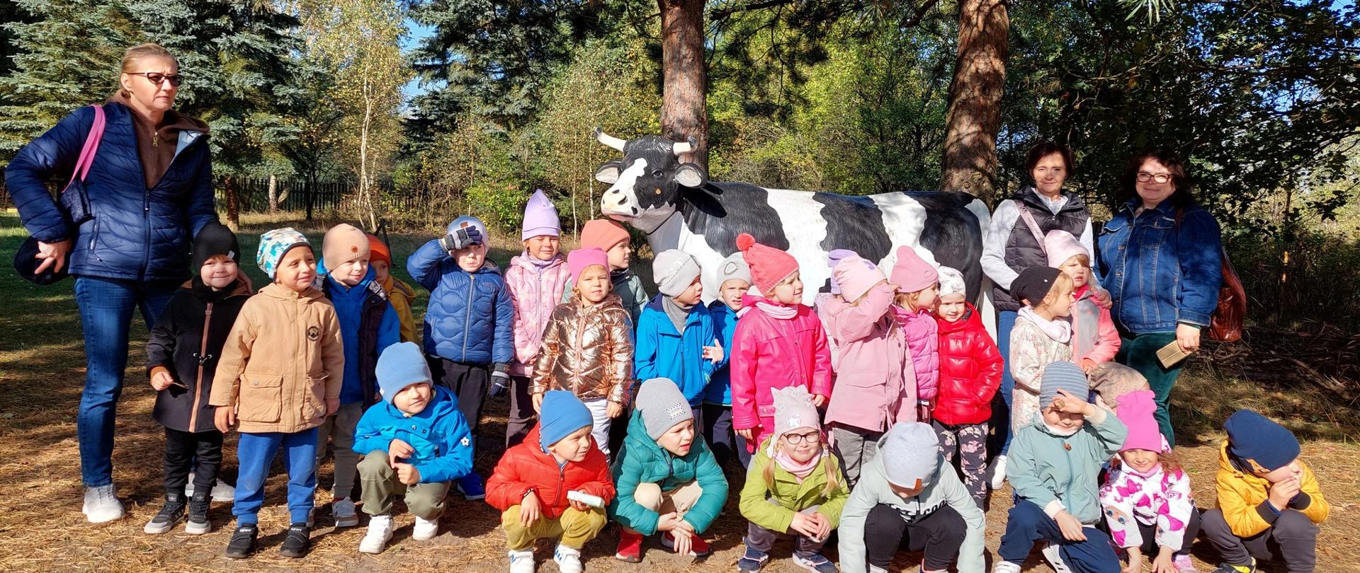 3 kobiety i grupa dzieci w lesie