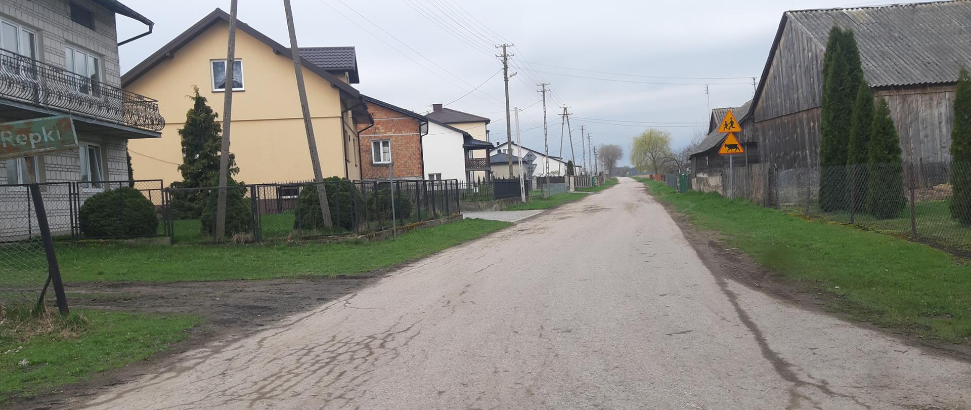 Droga we wsi Wyrozęby-Konaty w kierunku Kobylan Górnych