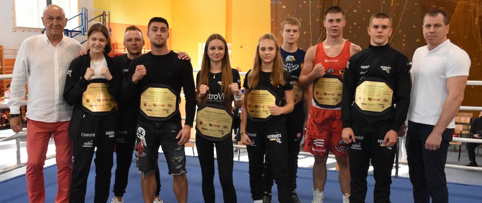 grupowe zdjęcie Starosta Zambrowskie i Radnego Powiatu Zambrowskiego z zwycięzcami Turnieju Bokserskiego