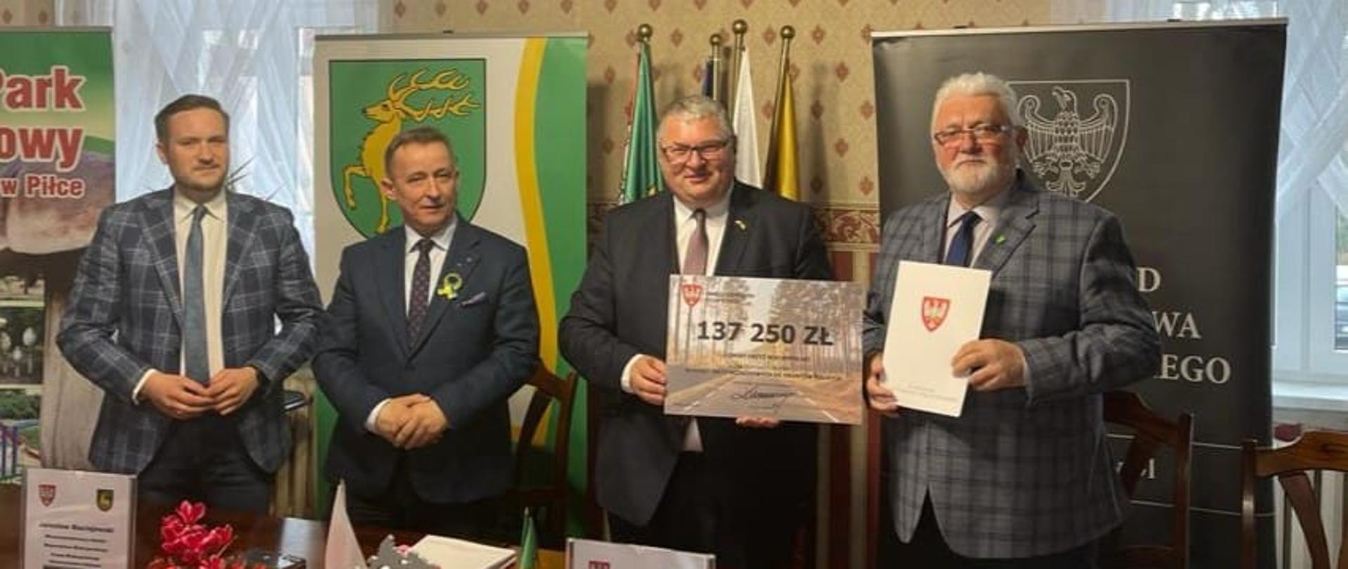 Podpisanie umowy na dofinansowanie na przebudowę drogi gminnej przez Burmistrza i Marszałka