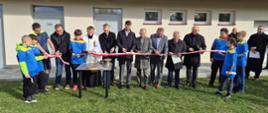 Uroczyste przecięcie wstęgi podczas otwarcia budynku szatni sportowej przy boisku w Ujściu Jezuickim