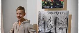 Uczestnicy konkursu pozują przy swoich pracach