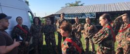 Strzelcy na zajęciach paintballa