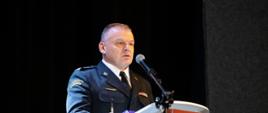 Spotkanie w ramach realizowanego przez Powiat Proszowicki Programu Priorytetowego „Bezpieczny Dom”, przy mównicy Zastępca Komendanta Powiatowego Państwowej Straży Pożarnej