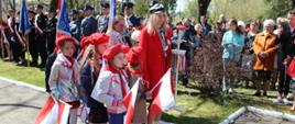 Poszczególne delegacje składają kwiaty -wiązanki składają dzieci z hajnowskich przedszkoli