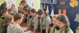 harcerze prowadzą wróżby z dziećmi