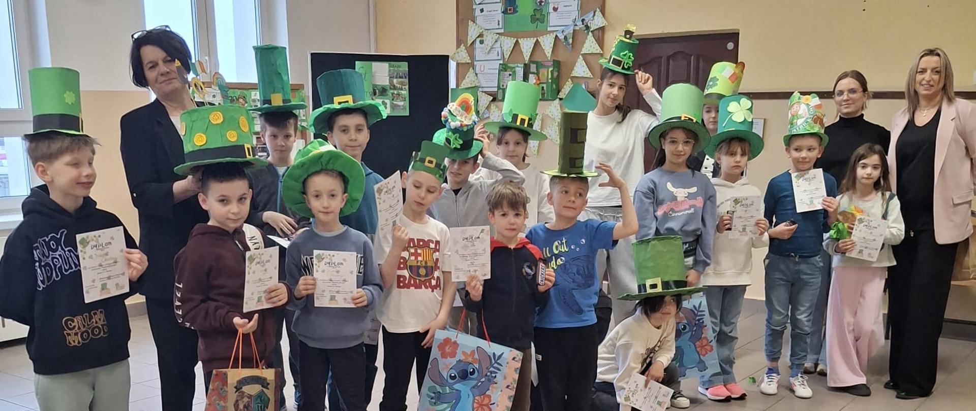 Uczniowie klas I-VIII biorący udział w konkursie z okazji Dnia Świętego Patryka