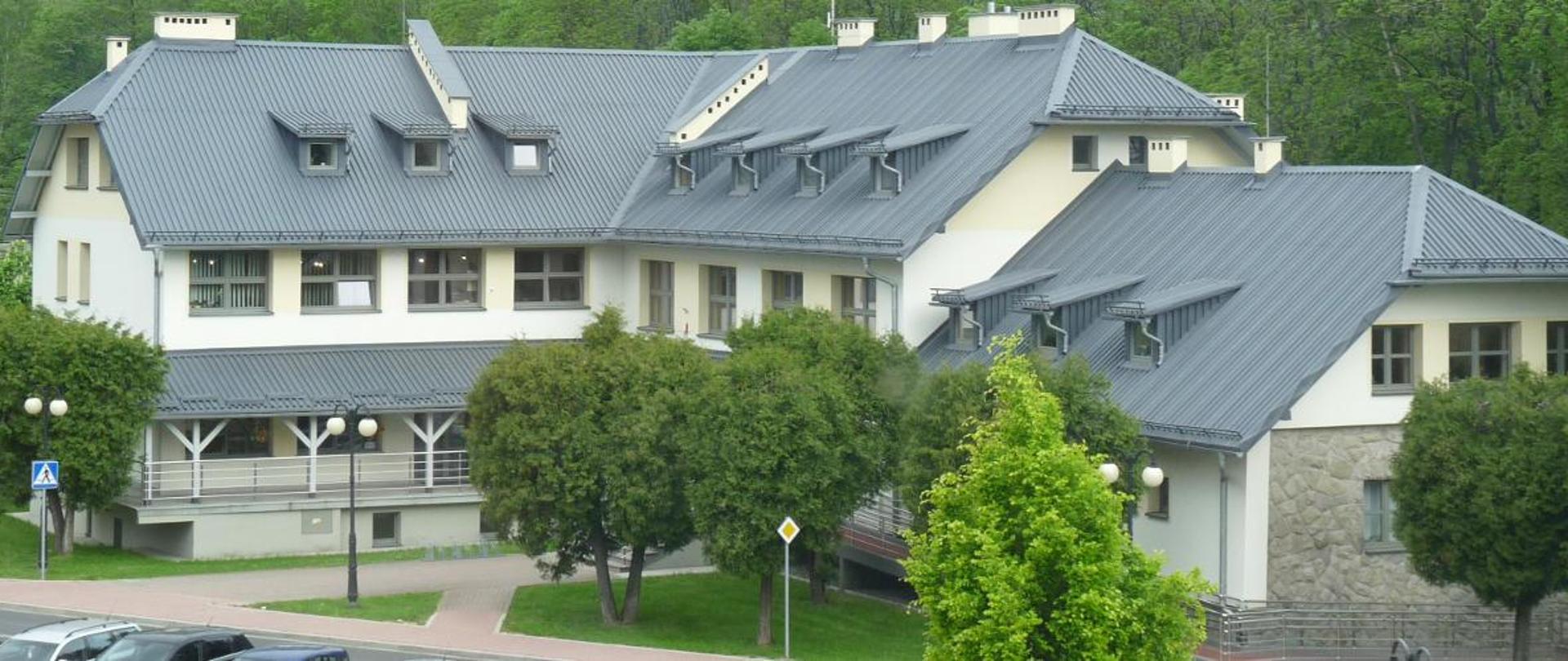 Widok na budynek Urzędu Gminy Buczkowice od strony Szkoły Podstawowej im. Mikołaja Kopernika w Buczkowicach