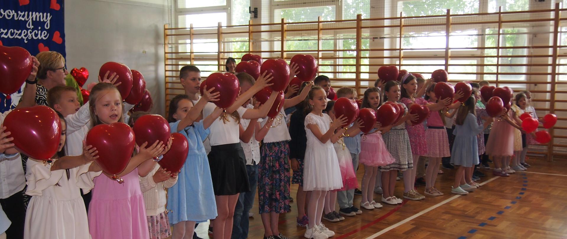 dzieci biorące w akademii z okazji dnia mamy i taty 