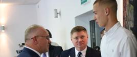 Moment wręczenia nagród i pucharów sportowcom