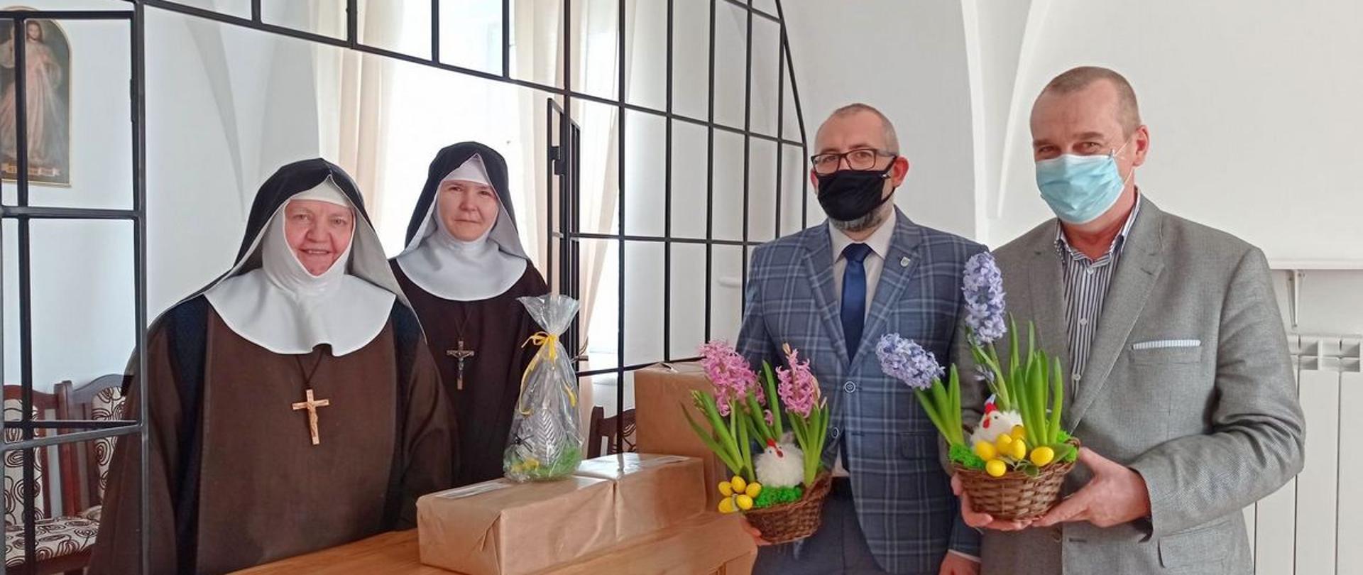 Wielkanocna wizyta przedstawicieli Starostwa Powiatowego w Przasnyszu u Sióstr Klarysek Kapucynek w Przasnyszu. Na zdjęciu od lewej Opatka Daria Kucińska, Siostra Klara, Starosta Krzysztof Bieńkowski, Wicestarosta Waldemar Trochimiuk.