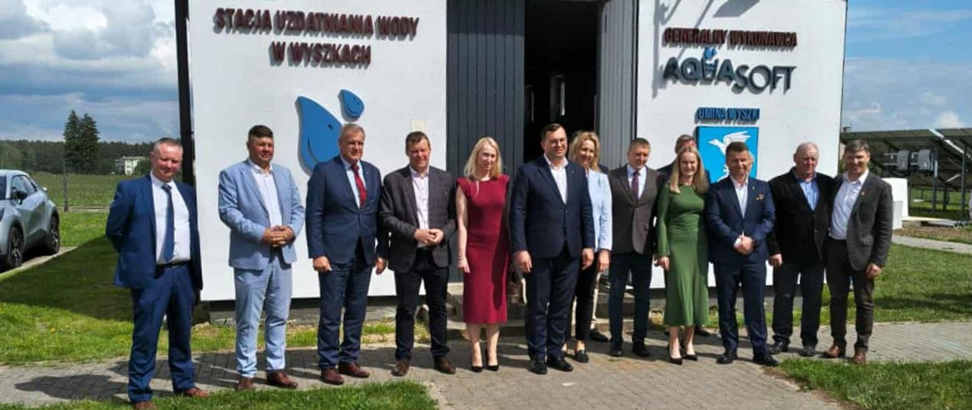 W podsumowaniu realizacji projektu dotyczącego rozwoju infrastruktury wodno-kanalizacyjnej w gminie Wyszki uczestniczyli m.in.: starosta bielski Sławomir Jerzy Snarski i członek Zarządu Powiatu Maciej Bobel