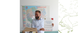 Dyrektor II LO z DNJB odbiera sprzęt