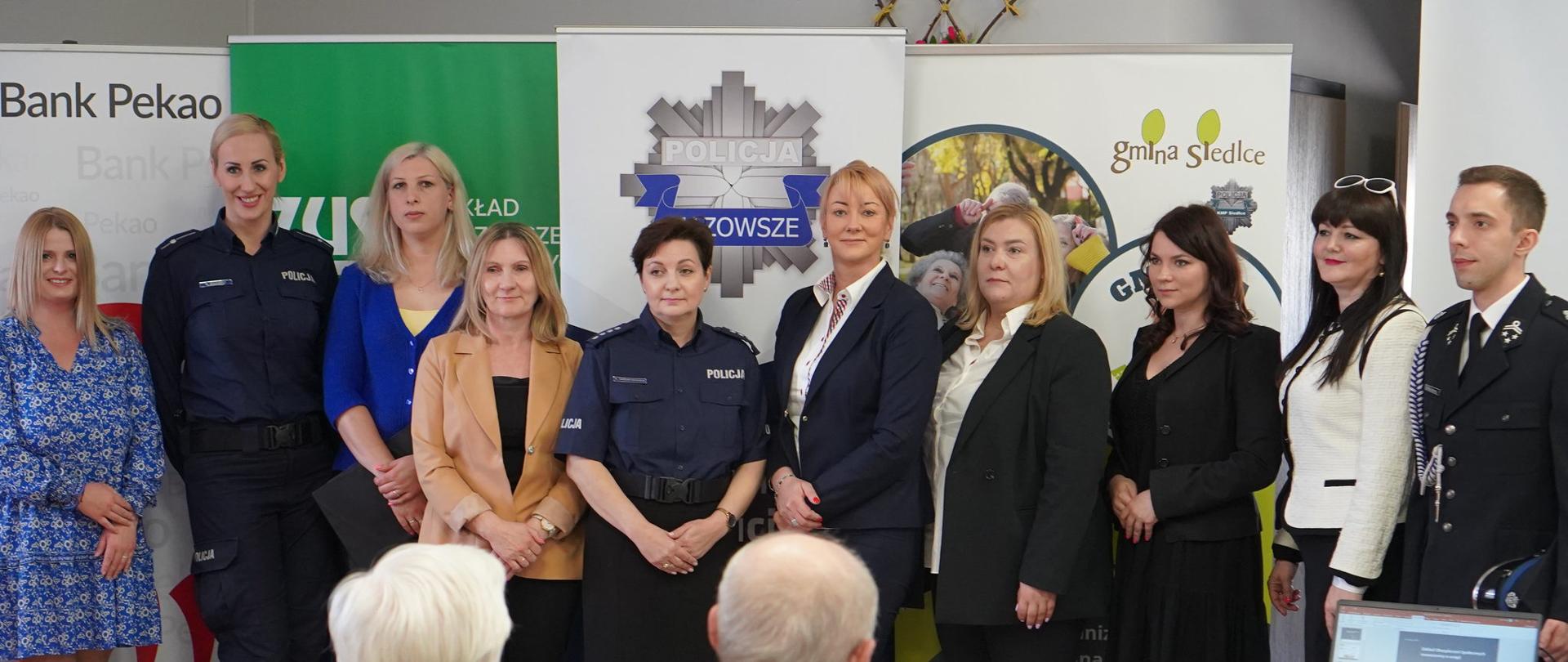 Zdjęcie przedstawia :
- nadkom. Agnieszka Świerczewska – oficer prasowy KMP w Siedlcach,
- mł. asp. Małgorzata Mazurek z Zespołu Profilaktyki Społecznej, Nieletnich i Patologii KMP w Siedlcach,
- Barbara Myrcha - Kierownik Gminnego Ośrodka Pomocy Społecznej w Siedlcach,
- Agata Pasik - Kierownik Dziennego Domu „Senior+” w Stoku Lackim,
- Izabela Kuniewicz - Dyrektor Gminnego Ośrodka Kultury z/s w Chodowie,
- Anna Wróblewska - Przewodnicząca Gminnej Komisji Rozwiązywania Problemów Alkoholowych w Siedlcach,
- Mateusz Filipowicz – Komendant Gminny Ochotniczych Straży Pożarnych Gminy Siedlce,
- Agnieszka Drzewowska z Zakładu Ubezpieczeń Społecznych w Siedlcach
- Dorota Grochowska - Dyrektor Oddziału Banku PEKAO S.A. w Siedlcach wraz z pracownikiem - Iwoną Kużawską.

