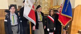 harcerze ze sztandarami w kościele