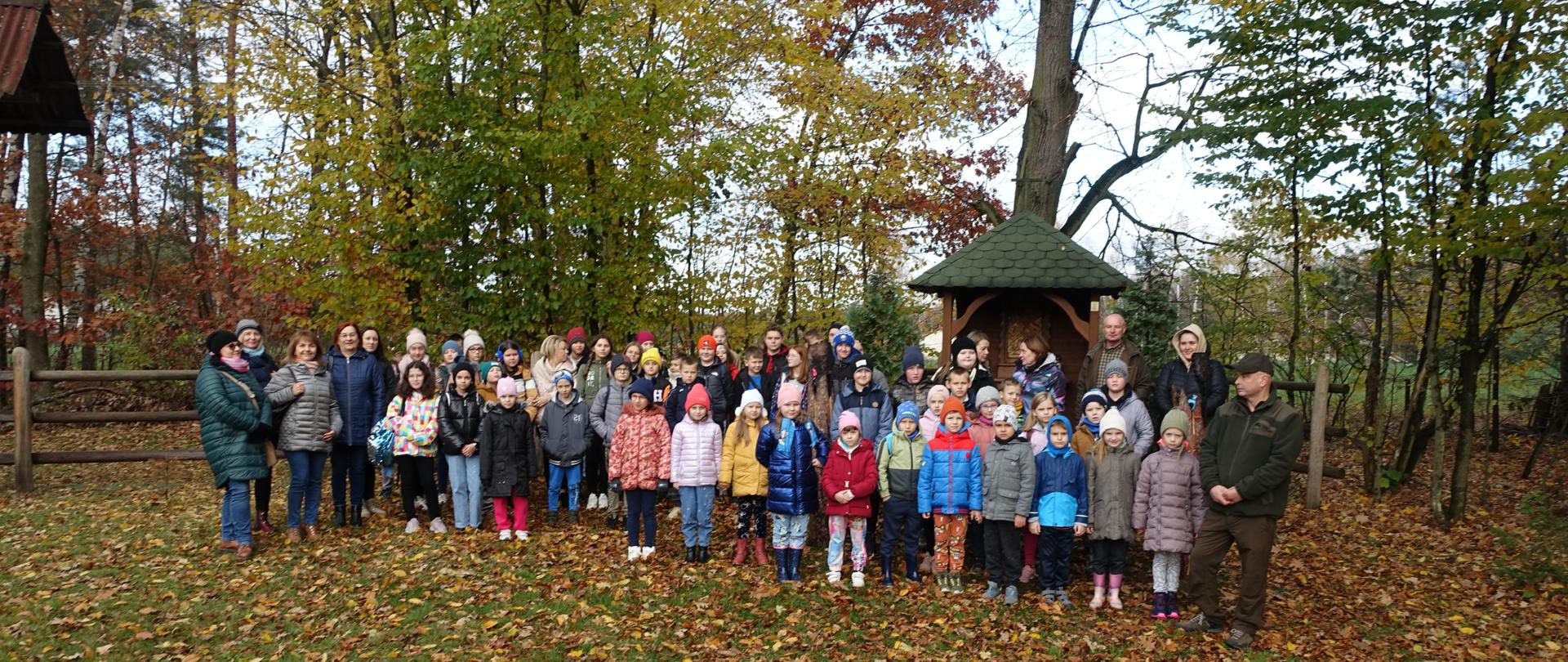 Wszyscy uczestnicy spotkania przy kapliczce Św.Huberta.