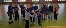 zawodnicy otrzymują puchar i dyplom