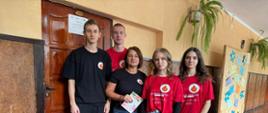 Młodzież z ZSZ pozuje do zdjęcia z dyrekcją.