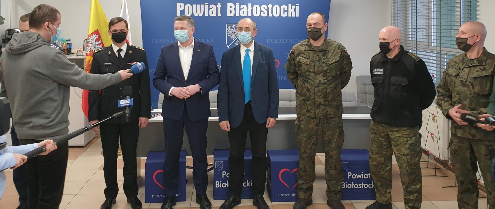 Spotkanie w sprawie przekazania sprzętu przedstawicielom służb mundurowych w związku z kryzysem na granicy polsko-białoruskiej (30.12.2021 r.).