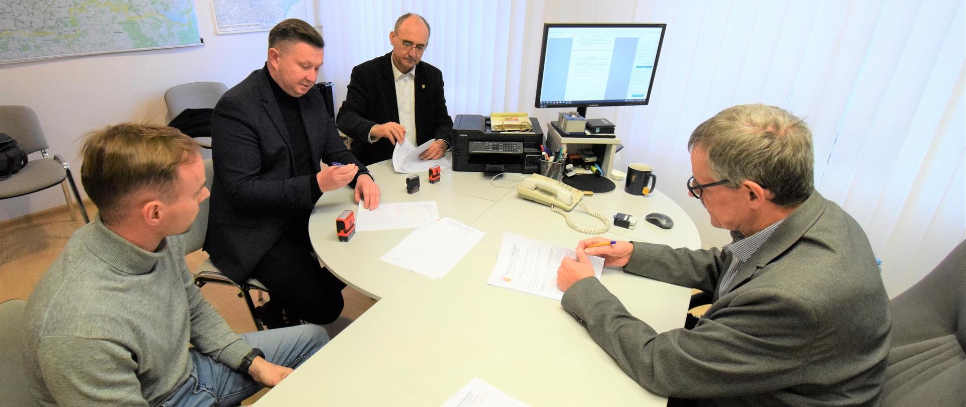 Podpisanie umowy w spr. wykonania ścieżki przy ul. Żwirki i Wigury w Łapach
