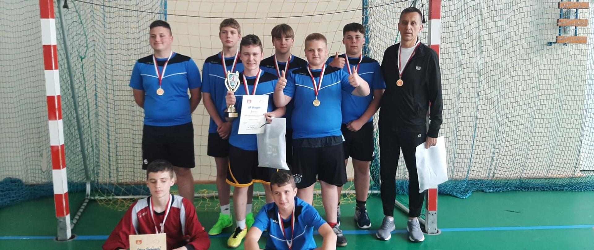 Zwycięska drużyna PSP Annopol wraz z opiekunem prezentująca dyplomy i medale