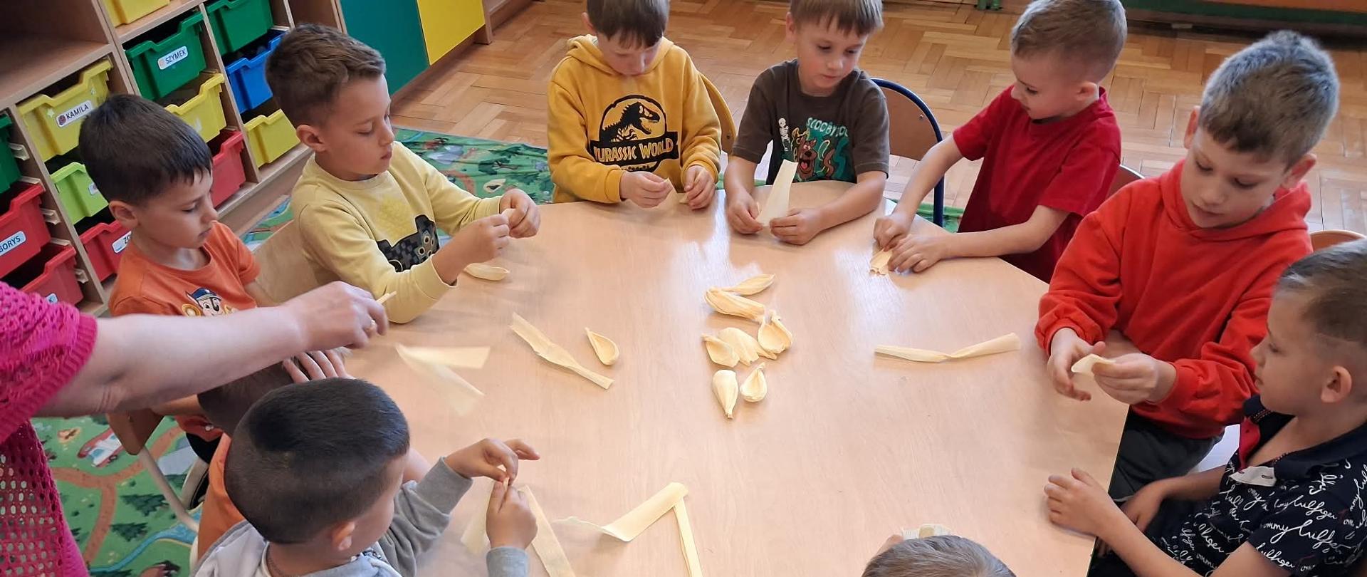 Przedszkolaki podczas warsztatów wielkanocnych 