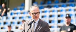 Starosta Powiatu Proszowickiego przy mikrofonie podczas Powiatowych Zawodów Młodzieżowych Drużyn Pożarniczych w Proszowicach