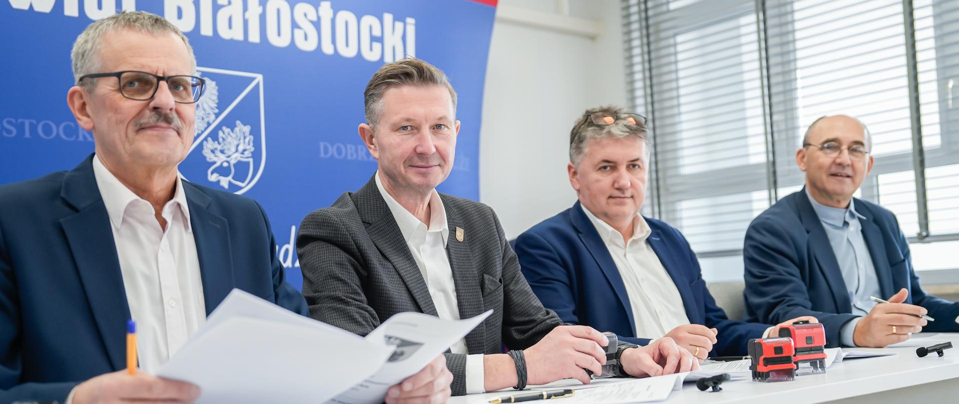 Podpisanie umowy w sali konferencyjnej starostwa
