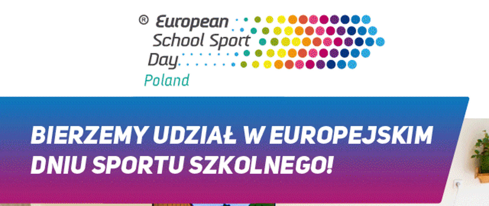 Na na górze napis "European School Sport Day Poland", obok kolorowe kropki, poniżej na niebiesko- fioletowym tle napis "bierzemy udział w europejskim dniu sportu szkolnego", na środku dzieci stojące plecami, naśladujące ruchy wyświetlane na ekranie, poniżej data "29.09.2023r, na dole logo organizatorów