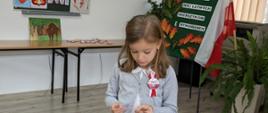 Młodzi uczniowie podczas recytowania
