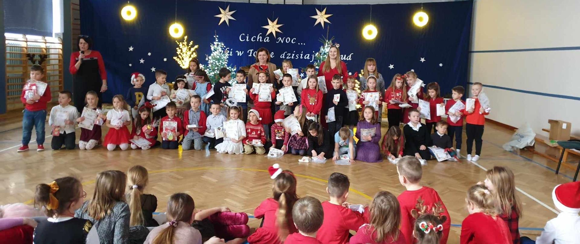 Wszyscy uczestnicy konkursu podczas odbioru nagród. Ponad 40 dzieci i trzy panie od lewej M. Jastrząb, L.Przebieglec i A. Paciorkowska-Skrzypek.