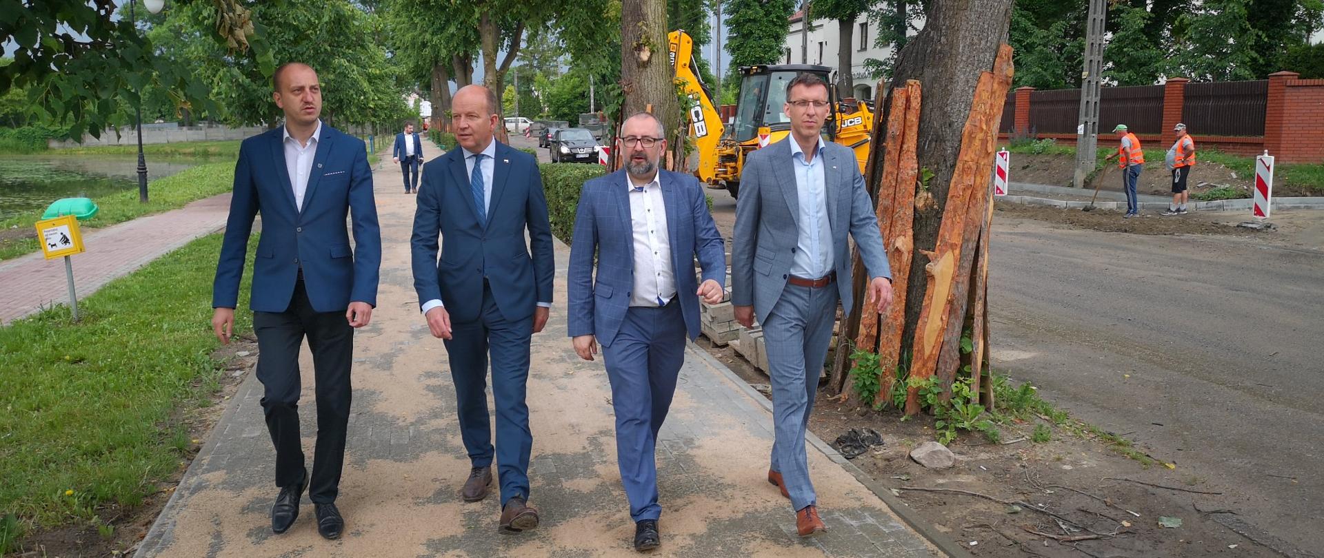 Wojewoda wraz z samorządowcami z powiatu przasnyskiego obejrzeli również remont ulicy Świerczewo oraz ulicy Zawodzie w Przasnyszu. Od lewej Burmistrz Przasnysza Łukasz Chrostowski, Wojewoda Mazowiecki Konstanty Radziwiłł, Starosta Powiatu Przasnyskiego Krzysztof Bieńkowski, Kierownik Delegatury Mazowieckiego Urzędu Wojewódzkiego w Ostrołęce Marcin Grabowski, w tle za nimi Etatowy Członek Zarządu Powiatu Przasnyskiego Paweł Mostowy.