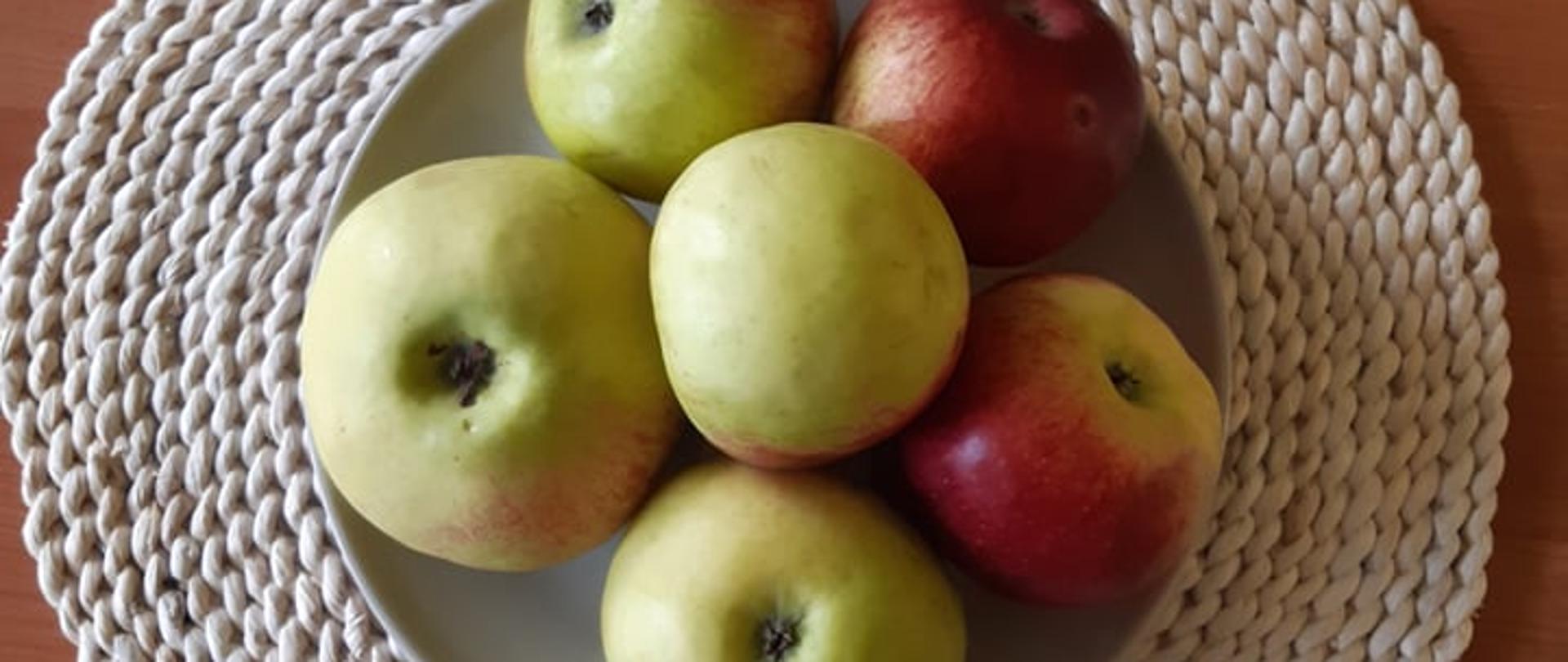jabłka na talerzu
