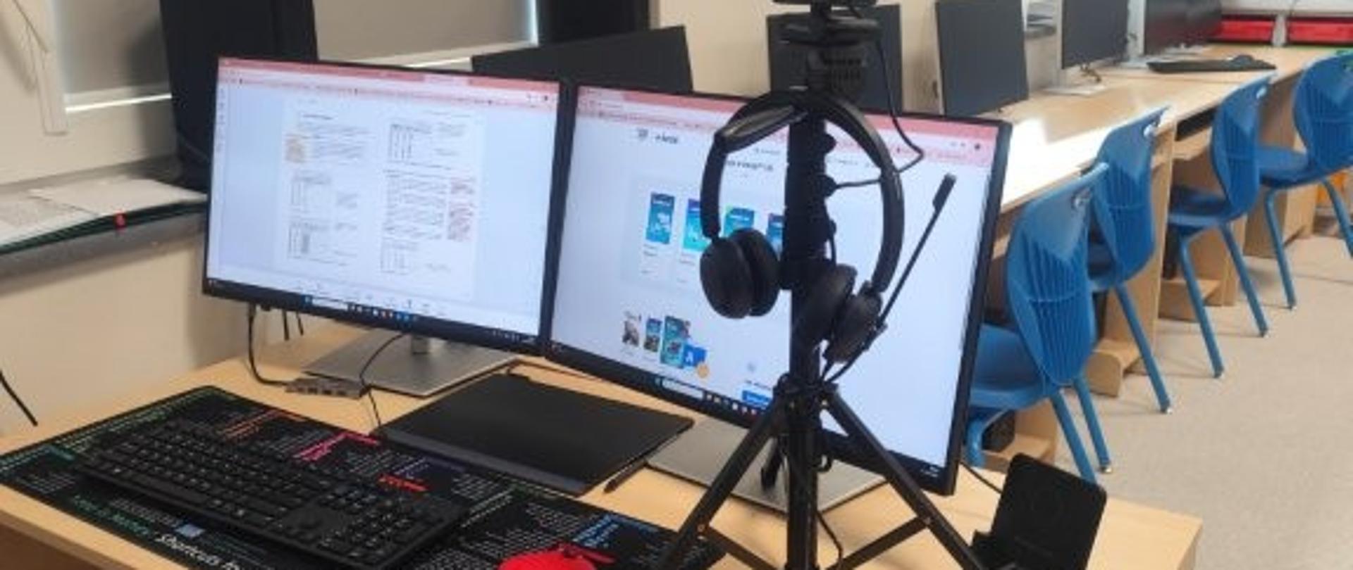 na biurku stoi sprzęt komputerowy dwa monitory i klawiatura ustawione na biurku 