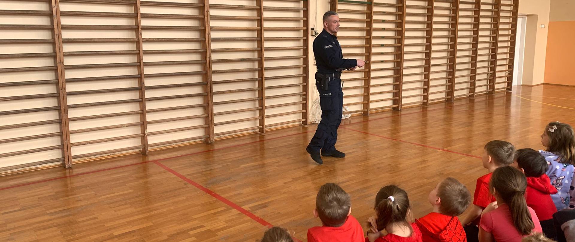 Policjant omawia zasady bezpieczeństwa.
