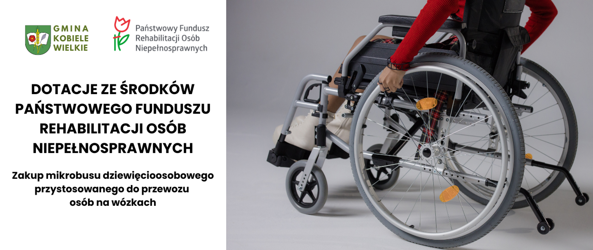 Plakat informacyjny dotyczący dotacji na zakup mikrobusu dostosowanego do przewozu osób na wózkach inwalidzkich. Na zdjęciu widać osobę siedzącą na wózku inwalidzkim, trzymającą ręce na uchwycie. Tło jest neutralne, w odcieniach szarości. Na górze plakatu znajdują się loga: "Gmina Kobiele Wielkie" oraz "Państwowy Fundusz Rehabilitacji Osób Niepełnosprawnych". Poniżej widnieje tekst o dotacjach na zakup mikrobusu dziewięcioosobowego, przystosowanego do transportu osób na wózkach.