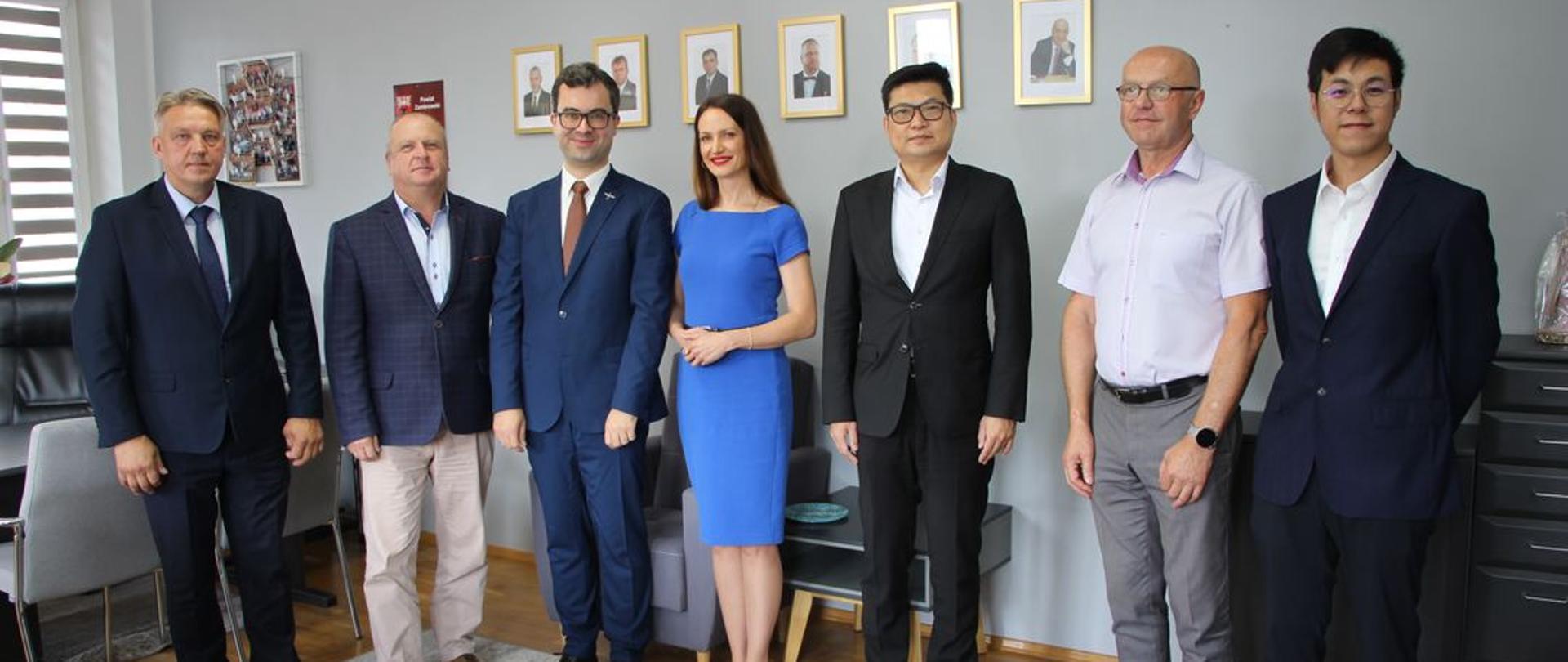 na zdjęciu grupowym od lewej Radny Powiatu Zambrowskiego, Wicestarosta Zambrowski, Prezes Zarządu Podlaska Izba Lotnicza oraz Stowarzyszenia Port Lotniczy Białystok, Starosta Zambrowski, Przedstawiciel delegacji z Chin, Radny Powiatu Zambrowskiego, Przedstawiciel delegacji z Chin
