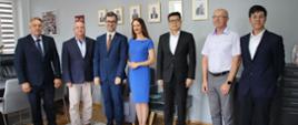 na zdjęciu grupowym od lewej Radny Powiatu Zambrowskiego, Wicestarosta Zambrowski, Prezes Zarządu Podlaska Izba Lotnicza oraz Stowarzyszenia Port Lotniczy Białystok, Starosta Zambrowski, Przedstawiciel delegacji z Chin, Radny Powiatu Zambrowskiego, Przedstawiciel delegacji z Chin