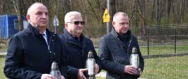 Starosta Dąbrowski, Wicestarosta oraz Burmistrz Dąbrowy Tarnowskiej składają znicze przed obeliskiem