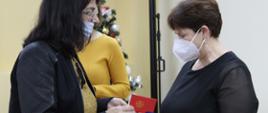 Pani Dorota Królikowska - Łapińska odbiera odznakę