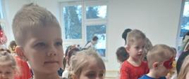 Dzieci w strojach w trakcie balu